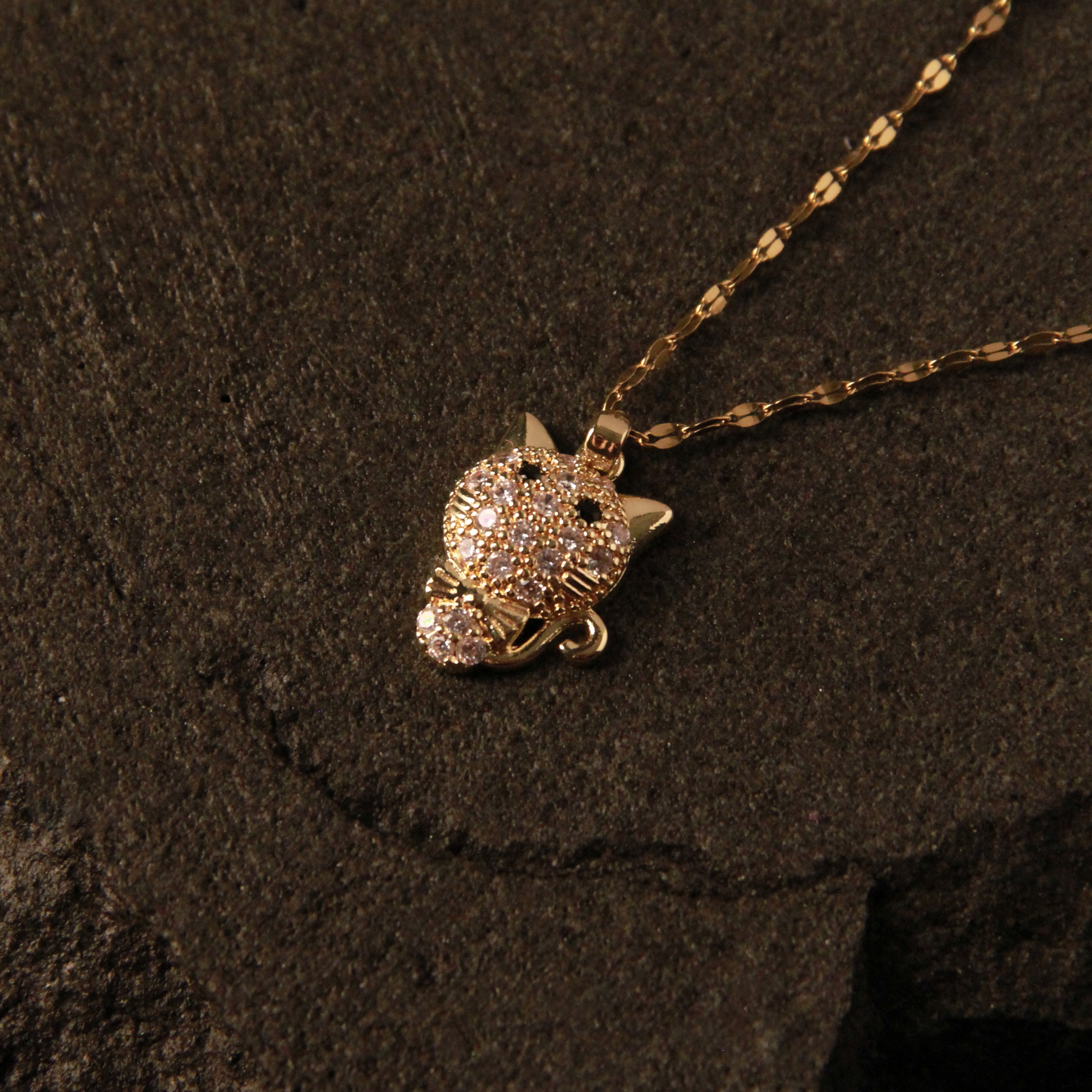 Gold cat necklace with crystal-studded cat pendant, cute and elegant jewelry for women and cat lovers