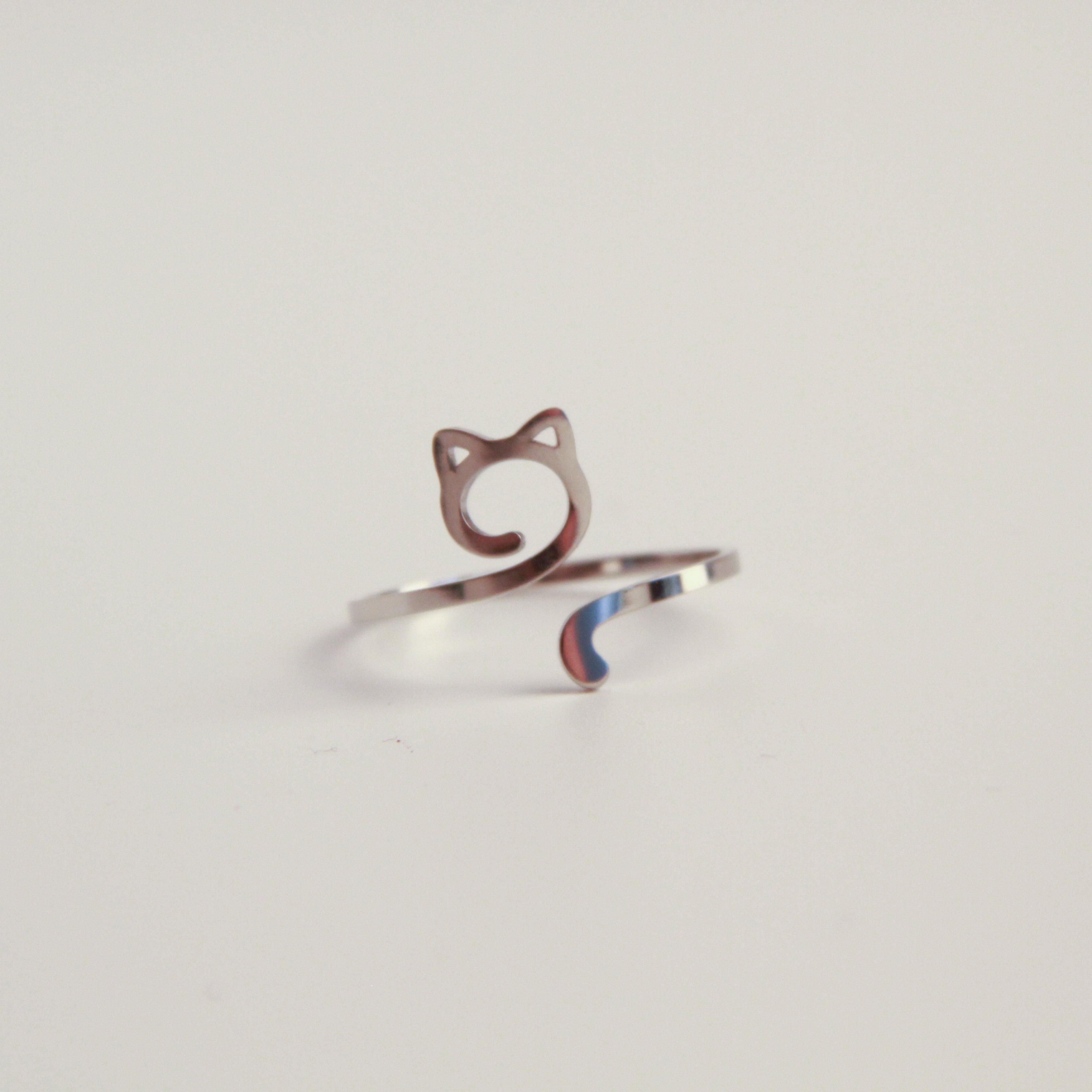 Adjustable silver cat ring with minimalist cat silhouette, elegant jewelry for cat lovers and everyday wear