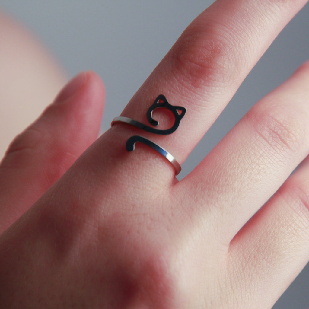 Minimalist silver cat ring featuring a delicate feline design, adjustable accessory for women and cat enthusiasts