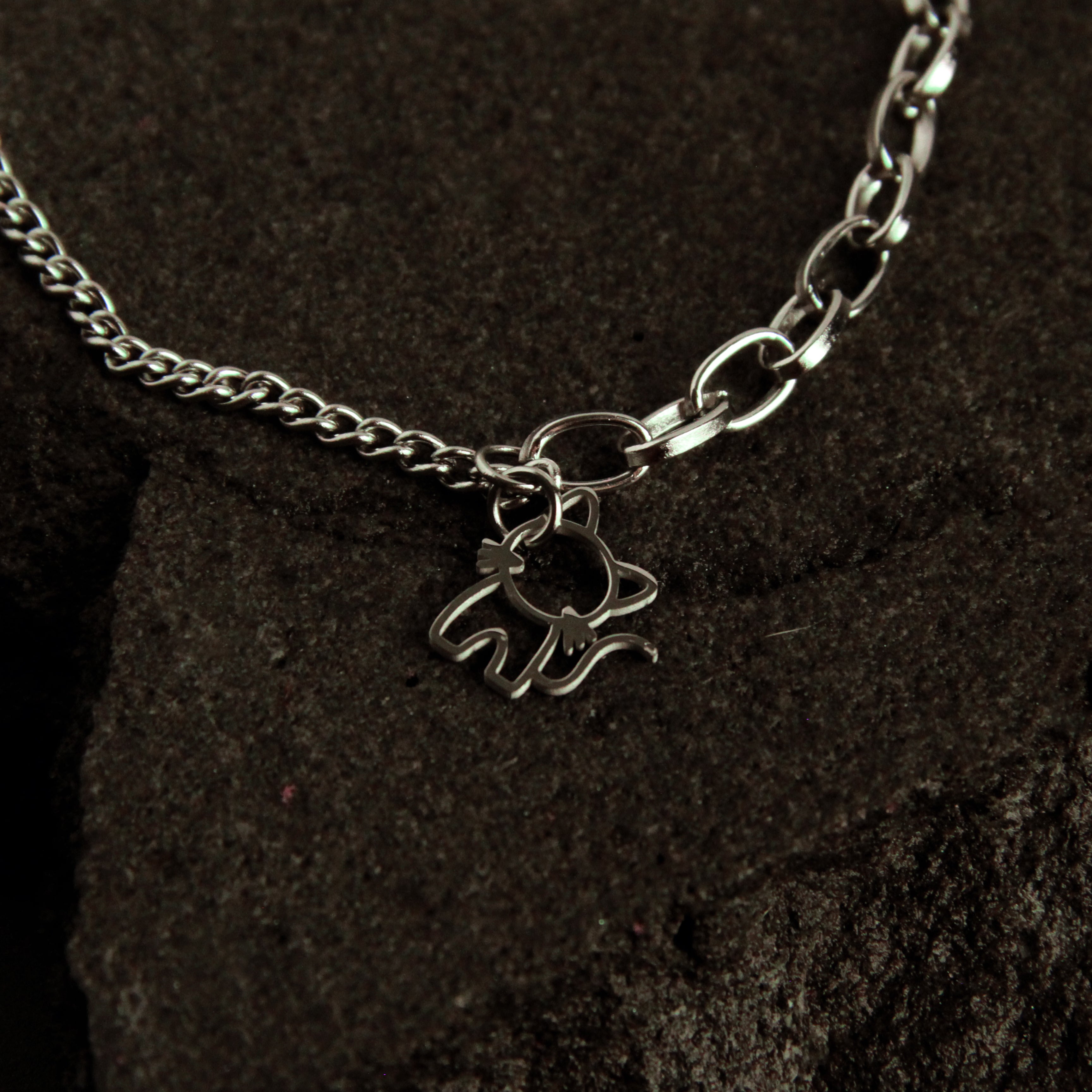 Double chain silver bracelet with cat charm detail, lightweight and fashionable jewelry for cat enthusiasts