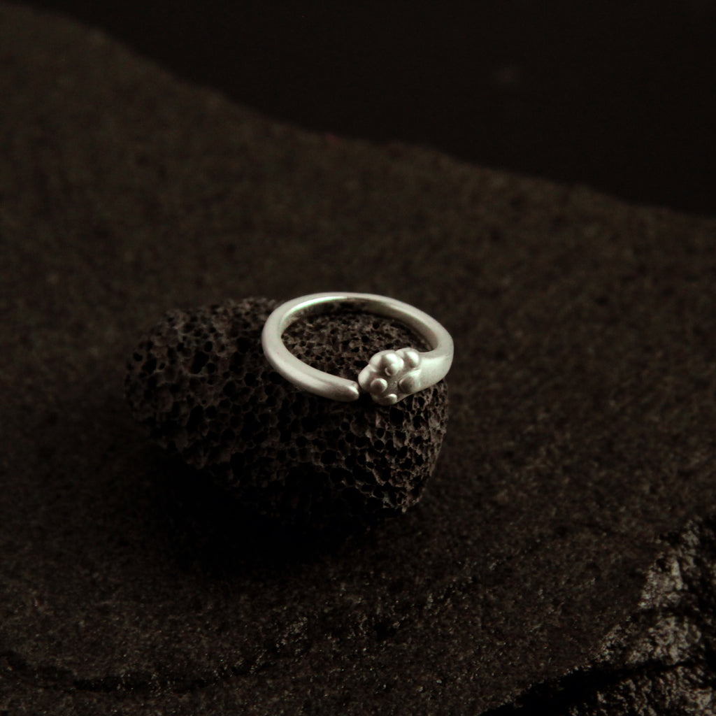 Adjustable silver cat paw ring featuring a minimalist paw print design, elegant jewelry for cat lovers