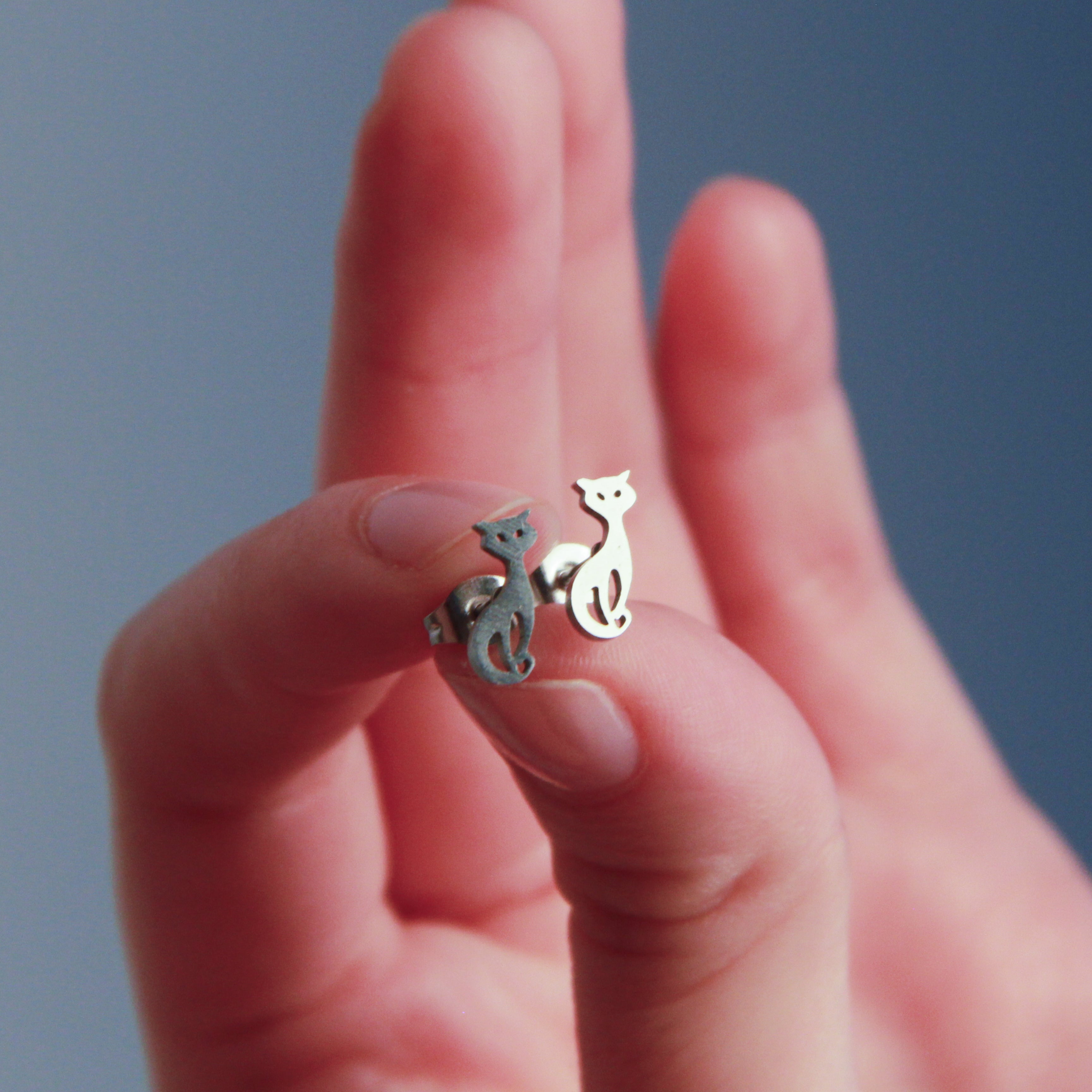 Cute silver cat earring with charm detail, delicate minimalist jewelry gift for cat lovers
