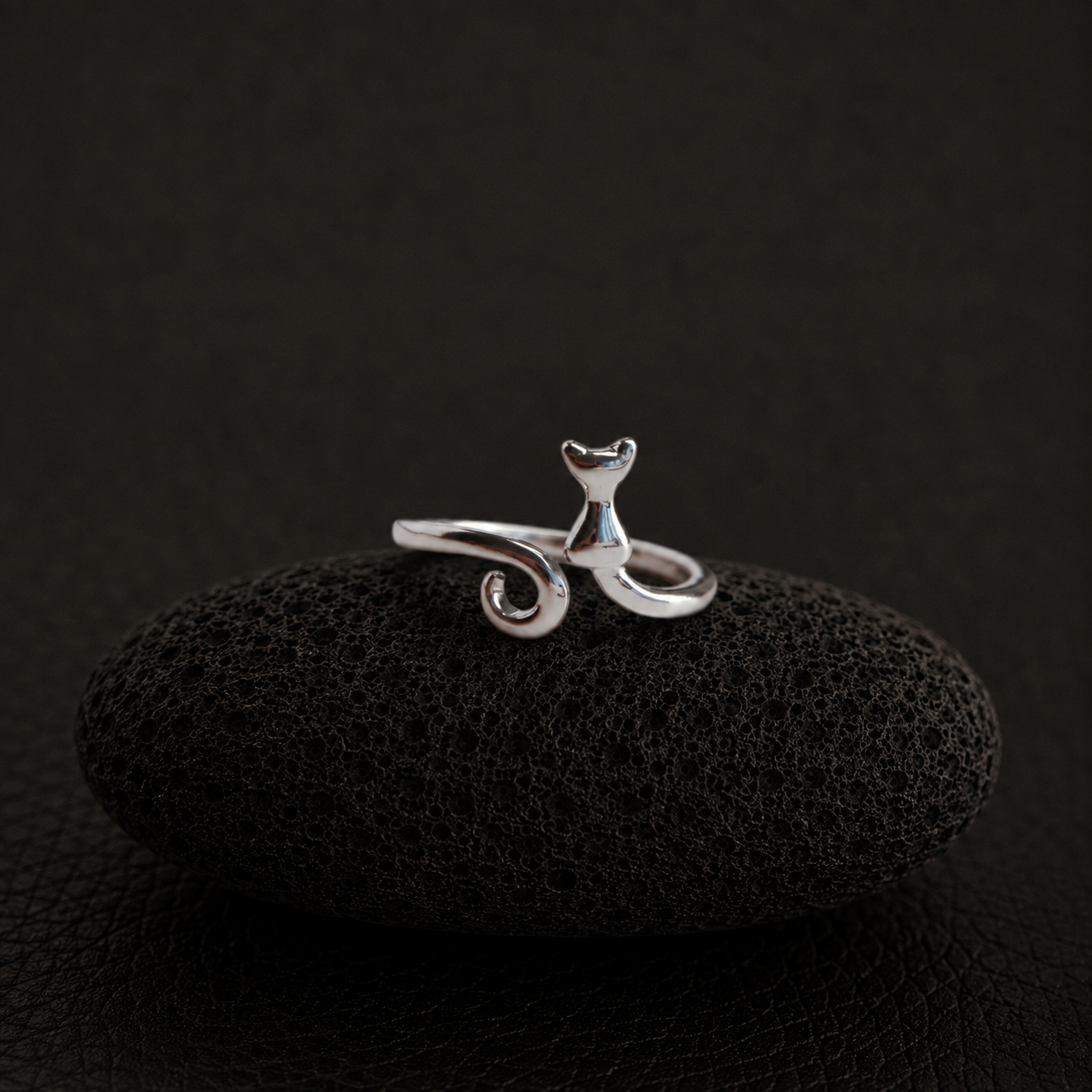 A silver ring shaped like a small cat 