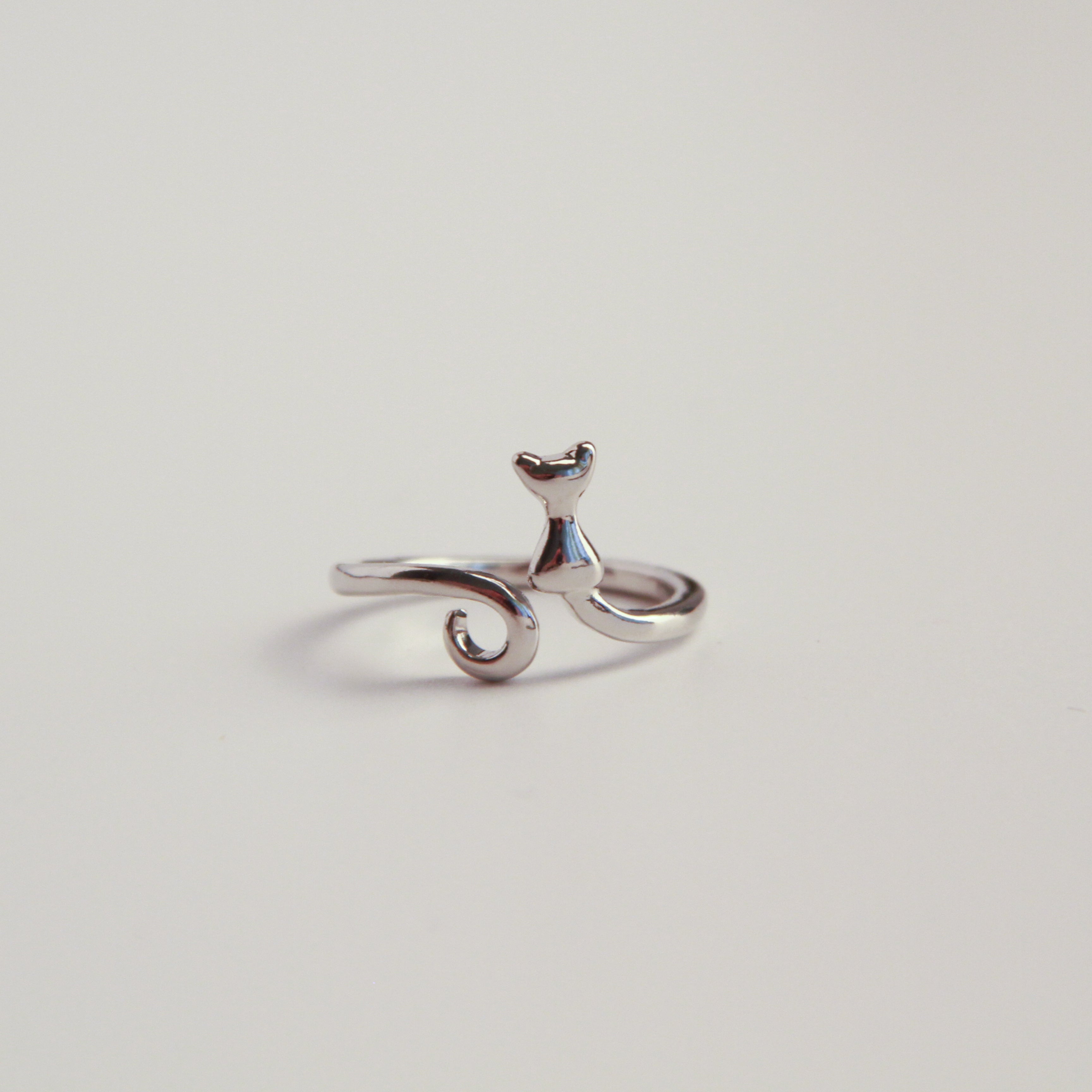 A silver ring shaped like a small cat 