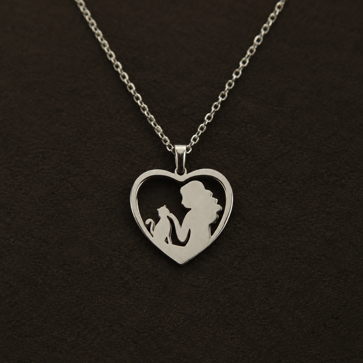 Heart-shaped cat necklace symbolizing the bond between a cat and its owner